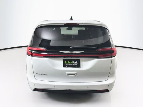 Used 2024 Chrysler Pacifica Touring-L FWD image 7