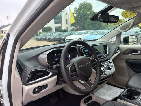 Used 2024 Chrysler Pacifica Limited FWD image 17