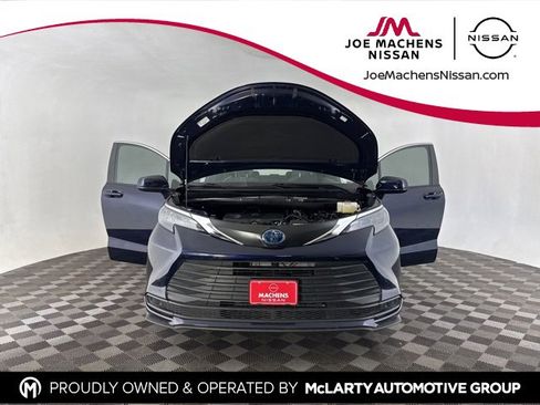 Used 2025 Toyota Sienna LE image 11