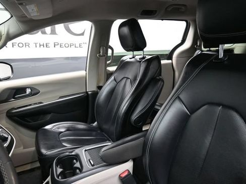 Used 2023 Chrysler Pacifica Touring-L FWD image 17