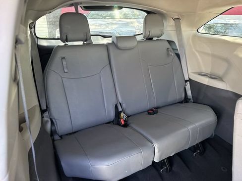 Used 2024 Toyota Sienna XLE FWD image 31