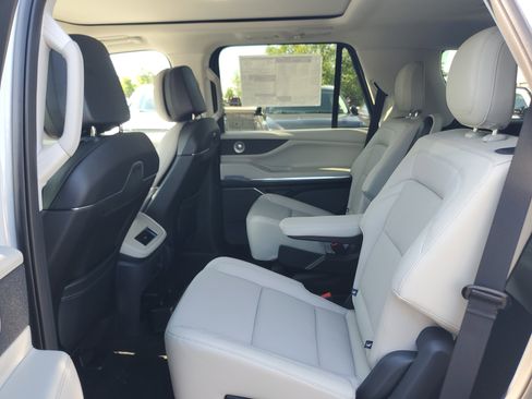 New 2026 Lincoln Navigator Reserve AWD/4WD image 27
