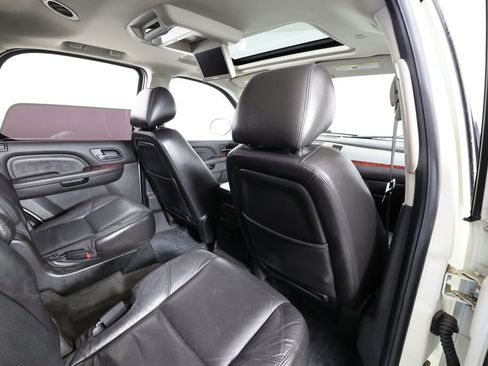 Used 2010 Cadillac Escalade Luxury AWD/4WD image 21