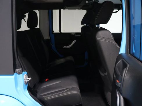 Used 2017 Jeep Wrangler Unlimited Sahara w/ Dual Top Group image 19