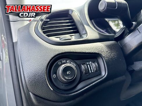 Used 2020 Jeep Renegade Altitude FWD image 30