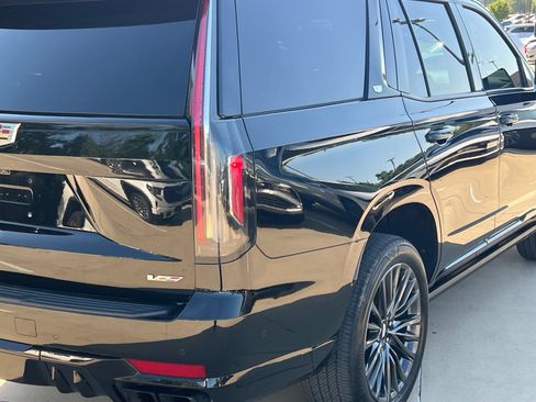Used 2023 Cadillac Escalade V AWD/4WD image 12