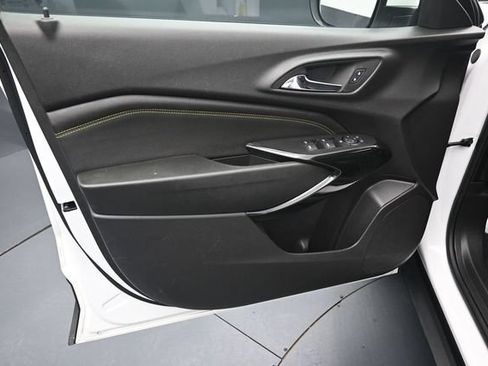 Used 2025 Chevrolet Trax LT FWD image 13