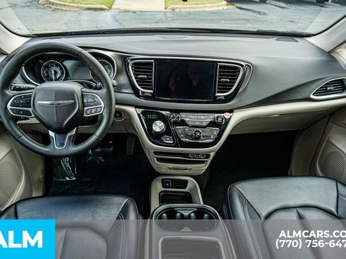 Used 2024 Chrysler Pacifica Touring-L FWD image 28