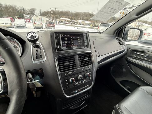 Used 2015 Dodge Grand Caravan SXT image 17