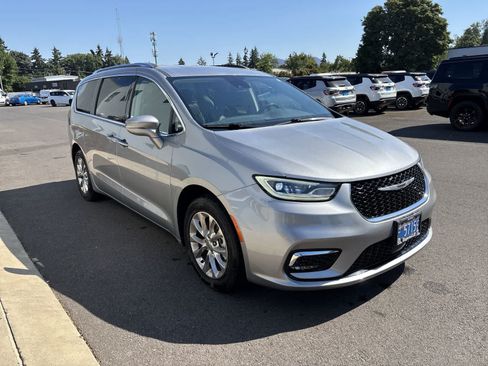 Used 2021 Chrysler Pacifica Touring-L FWD image 6