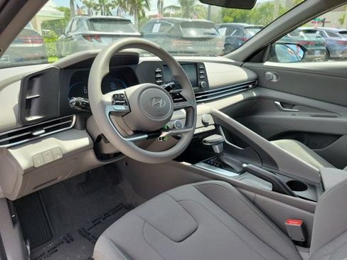 Certified 2025 Hyundai Elantra SE FWD image 15
