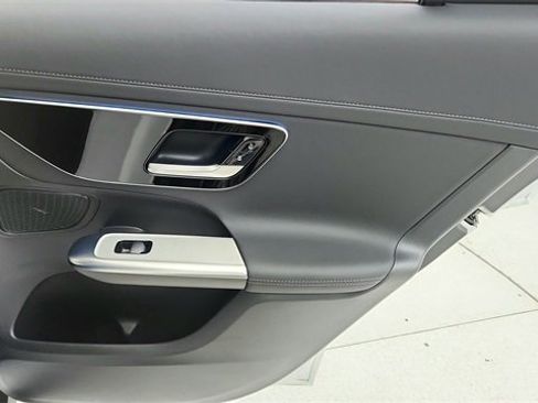 Used 2025 Mercedes-Benz GLC 300 image 24