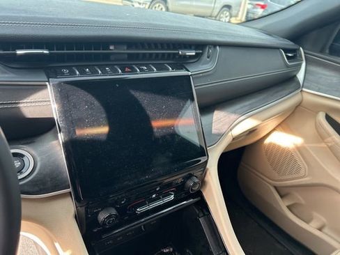 Used 2023 Jeep Grand Cherokee Limited AWD/4WD image 11