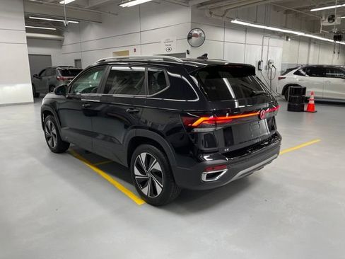 New 2025 Volkswagen Taos SE w/ Panoramic Sunroof Package AWD/4WD image 2