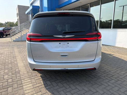 Used 2023 Chrysler Pacifica Touring-L FWD image 4