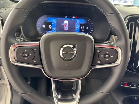 Certified 2025 Volvo XC40 B5 Plus AWD/4WD image 28
