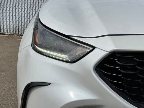 Used 2022 Toyota Highlander XSE AWD/4WD image 16