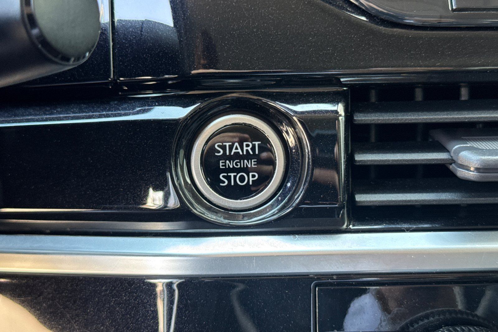 Used 2022 Nissan Pathfinder SL FWD image 30