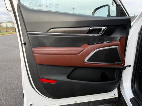 Used 2024 Kia Telluride EX w/ EX Captain's Chair Package image 16