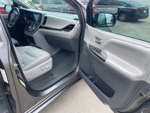 Used 2017 Toyota Sienna XLE Premium FWD image 9