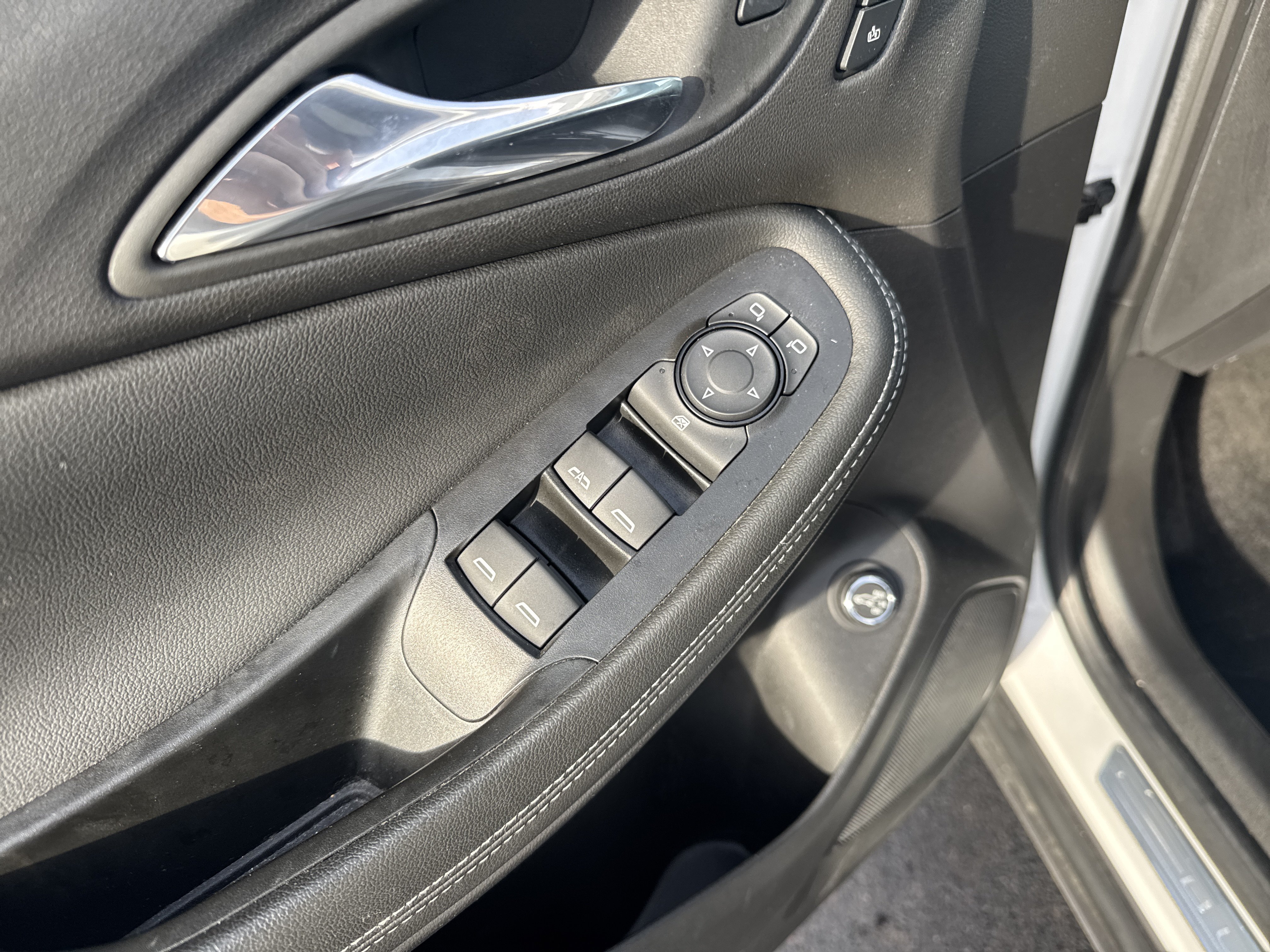 Used 2023 Buick Encore GX Essence w/ Advanced Technology Package AWD/4WD image 8