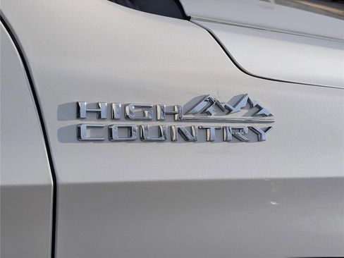 Used 2022 Chevrolet Suburban High Country image 10