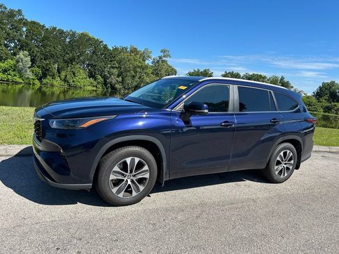 Used 2024 Toyota Highlander XLE FWD image 2