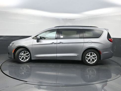 Used 2017 Chrysler Pacifica Touring-L w/ Tire & Wheel Group image 42