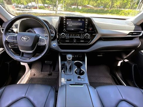 Used 2022 Toyota Highlander XLE image 7