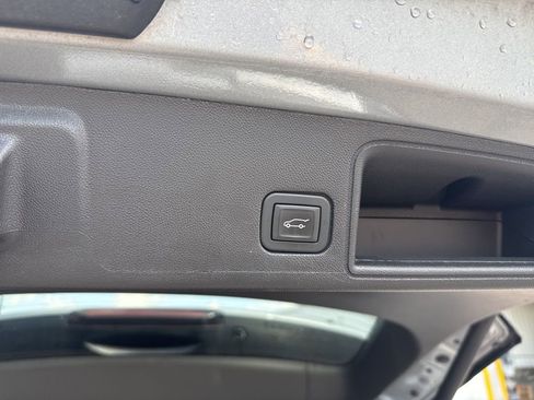 Used 2024 GMC Terrain SLT w/ Infotainment Package II image 10