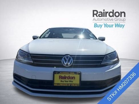 Used 2017 Volkswagen Jetta SE FWD image 2