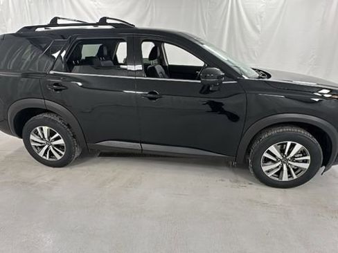 New 2026 Nissan Pathfinder SL image 2
