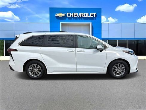Used 2022 Toyota Sienna LE w/ LE Plus Package image 2