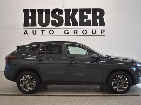 Used 2025 Chevrolet Trax LT w/ LT Convenience Package FWD image 2