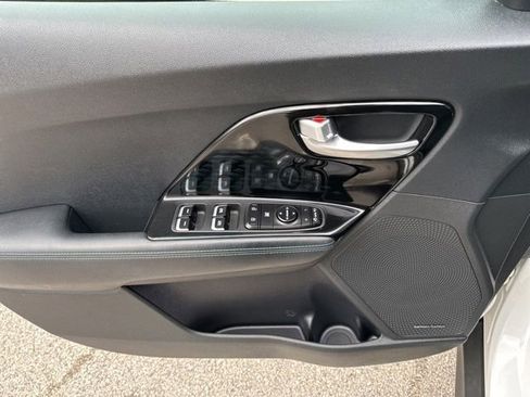 Used 2022 Kia Niro EX Premium w/ Cold Weather Package FWD image 18