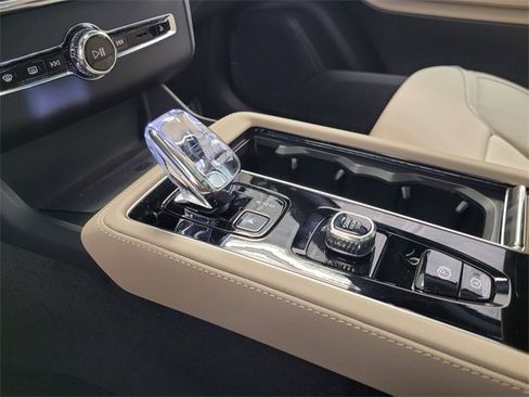 New 2026 Volvo XC90 B6 Plus w/ Protection Package Premier image 25