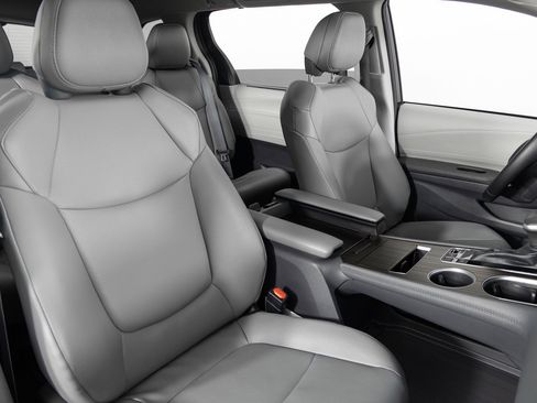 Used 2023 Toyota Sienna XLE image 29