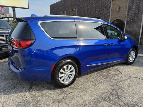 Used 2019 Chrysler Pacifica Touring-L FWD image 5