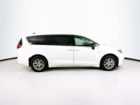Used 2024 Chrysler Pacifica Touring-L image 10