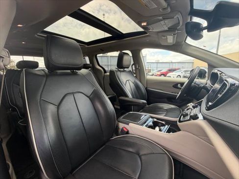 Used 2023 Chrysler Pacifica Limited FWD image 11