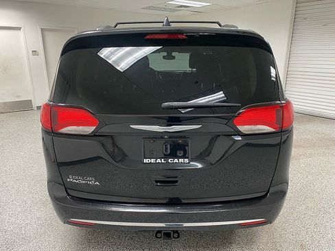 Used 2017 Chrysler Pacifica Touring-L Plus image 6
