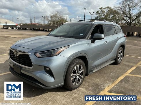 Used 2022 Toyota Highlander XLE image 2