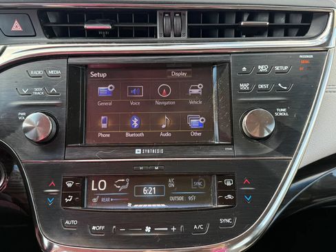 Used 2013 Toyota Avalon Limited w/ Technology Pkg FWD image 27