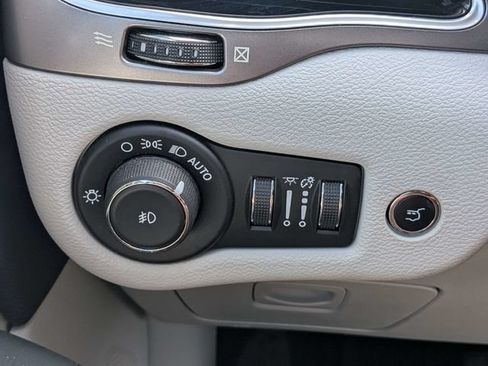 Used 2019 Jeep Cherokee Limited w/ Technology Group FWD image 26