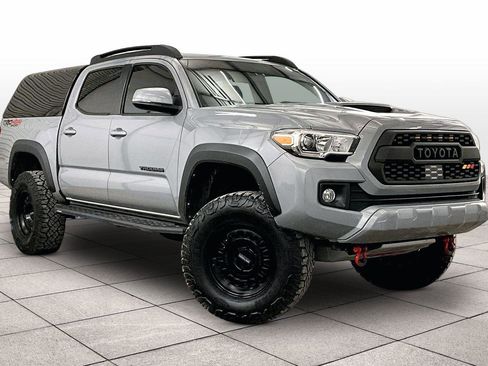 Used 2019 Toyota Tacoma TRD Sport image 2