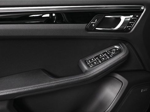 New 2026 Porsche Macan image 6