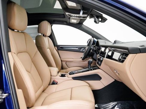 Certified 2025 Porsche Macan AWD/4WD image 23