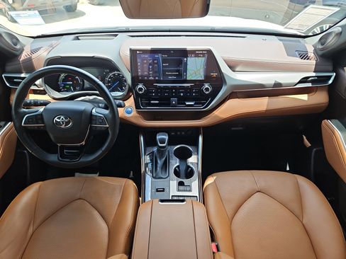 Used 2021 Toyota Highlander Platinum FWD image 12