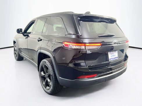 Used 2023 Jeep Grand Cherokee Altitude AWD/4WD image 7
