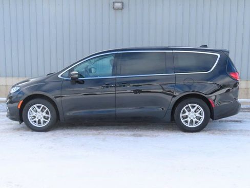 Used 2024 Chrysler Pacifica Touring-L image 9